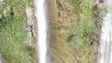 贵州大山发现一条瀑布，风景很美瀑布