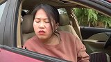 小伙学车，刚上车女教练就暗示送礼，看小伙如何机智应对