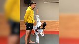 大奉先的高傲！跆拳道小姑娘飞踢够不到脸