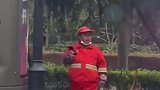 环卫工大姐工作之余跳舞