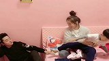 爸爸突然就想抱一下媳妇，结果儿子也在，这下尴尬了