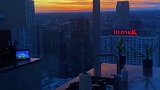 “那就等有人给你买花 匆匆忙忙的想去见你 再恋爱.”  歌曲失控