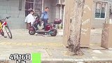 上海：男子隔着窗户防护栏理发