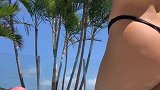 健身女郎海边秀性感身材 翘臀配美景太养眼