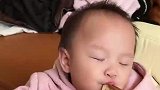刚满周岁的女儿睡觉，被长辈硬喂面条！