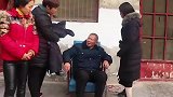 儿子不在家，三个儿媳让父亲冬至啃干馒头，幸亏小儿子赶回
