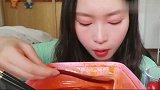 小姐姐吸番茄米线吃圣女果，这么好的皮肤都是吃番茄吃的吗
