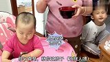 宝宝吃饭知道看脸色，姥爷哄半天就不吃，姥姥一凶，小嘴立马张开