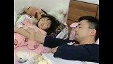 给老公生了个小情人，睡觉还拉着他的手，完全没把我放在眼里！