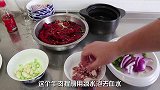 老猫做新疆辣皮子拌面，辣皮子筋道耐嚼，大口吃面真过瘾