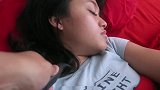 恶搞-靓妹正熟睡，男子趁机剪她头发，一转眼美女反应太好笑了！