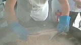 油炸大鲤鱼，技高人胆大，师傅的手直接进油锅！
