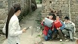 大姐给小伙吃一顿饭，二十年后小伙报恩给大姐一百万！