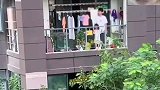 大妈一大早居民楼下跳广场舞，户主不满往下洒水，大妈拍手欢呼发出噪音回击