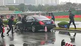 为了逼迫男子出来，特警砸完玻璃也玩起了套路
