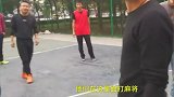 篮球-17年-篮球场变麻将馆 大妈帮你刷新认知篮球场也可以搓麻将-新闻