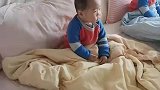 双胞胎睡觉被叫醒，表情呆滞同步度高