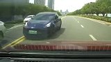 特斯拉被指失控事件画面：车子高速行驶 险些撞上迎面来车