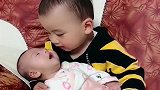 妹妹一哭，4岁哥哥简直宠妹狂魔上线，妹妹也只顾盯着哥哥看