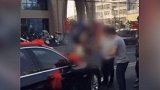 陋习！警方通报老人组团拦婚车要红包：涉嫌寻衅滋事 刑拘1人