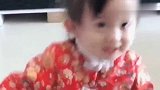 小萝莉宝宝穿上红棉袄绿裤子随着音乐跳舞，真是太喜庆啦