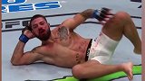 UFC赛场现骚气贵妃卧 满嘴是血野性而滑稽