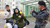 媳妇要骑车出门，不料小伙强烈要求换一身衣服，什么情况