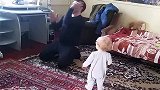爸爸当宝宝面炫舞技，还指着宝宝挑衅，小娃接下来的表现厉害了