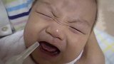 爸爸帮小宝宝吸鼻涕，宝宝看起来很痛苦，可怜带娃