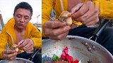 东北渔民大哥直播吃乱炖海鲜，一斤重的海螺开吃了，看着就过瘾！