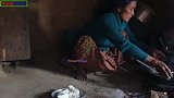尼泊尔农村单身女人的生活，一个人吃中饭，饭后不忘洗手