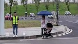 女子逛完公园打车回去