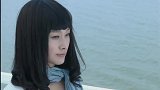 小伙给情侣拍照，看见后面灯塔有个白衣女子，竟跳海了
