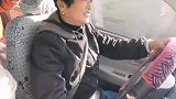 六十七岁妈妈开车，捎上女儿给爷爷过生日，女儿全程惊呼慢点慢点