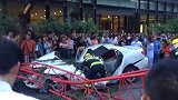 成都暑袜中街一工地塔吊倒塌 砸中过路轿车