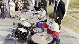 小鼓手双妞户外无音乐架子鼓演奏，动作一致，佩服！