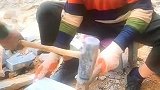 小斧不动大锤抡，这样劈出来的石砖规格最标准，千万别手滑啊