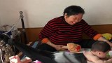 带着女儿回到姥姥家后，姥姥是这样哄她玩的，看完不许笑！