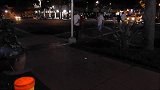 街头恶作剧，故意伪装起来吓路人，路人防不胜防