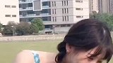 小姐姐本想安静表演敬礼，不料帽子不听话的掉了，瞬间尴尬笑了！