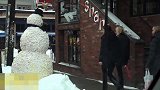 美女悠闲走在街道，觉得前方一个大雪人好看，仔细观察！