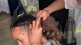 小女孩头发天生蓬松，编成辫子后，漂亮了很多
