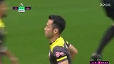 稍稍高出！普劳斯传中吉田麻也高高跃起头球差之毫厘