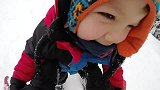 3岁小萌娃第一次和爸爸去滑雪，小肉球各种翻滚，摔倒了都不哭