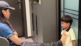 宝宝以为自己的“靠山”来了，结果