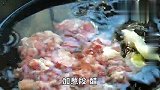 羊肉手抓饭的家常做法，简单好吃，香气扑鼻，一个电饭煲就搞定