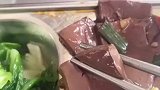 女子在食堂点了一份鸭血，用筷子夹不断