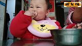 宝宝吃饭不用操心  事实是孩子多了有好处？吃个啥都抢着吃