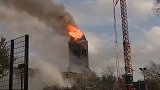 欧洲百年教堂起火 塔尖被大火包围瞬间倒塌