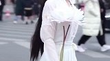 好美的小姐姐，回眸一笑的眼神，我的心都化了！